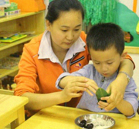 幼儿园端午节主题活动《包粽子》小班端午节手工教案